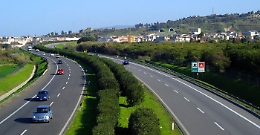 Giovane contromano in autostrada: automobilisti lanciano allarme su Fb