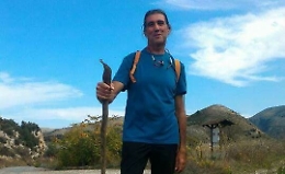 Camminatore sardo a piedi da Palermo ad Aosta in aiuto di Emergecy