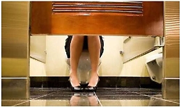 Informatore medico lascia cellulare in bagno studio per filmare pazienti