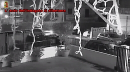 Incendia l'auto del compagno della ex, arrestato stalker di Vittoria