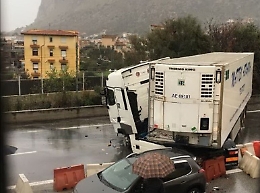 Tir invade corsia opposta, traffico in tilt sulla A29
