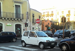 Auto, probabilmente rubata, lasciata in piazza Cavour: nessuno la cerca?