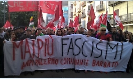 Palermo, al corteo antifascista con le mani legate da nastro adesivo