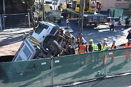 Catania, camion sprofonda, circonvallazione chiusa per una notte