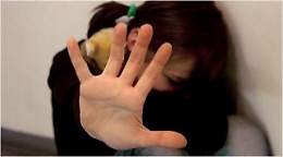 Siracusa, "orco" sul web: adescava ragazzine promettendo ricariche