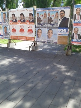 Catania, piazza Cavour, manifesti elettorali bloccano la circolazione pedonale