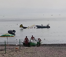 Aereo monoposto precipita a pochi metri dalla spiaggia di Giardini Naxos: Illeso il pilota