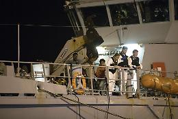 Pozzallo, scesi dalle  navi i migranti
Conte esulta: «E' sbarco in Europa»