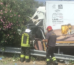 Tir esce dalla carreggiata sulla A18 
traffico in tilt a ridosso di Catania