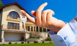 Prezzi opachi e poca tutela dei consumatori, l'Ue bacchetta Airbnb