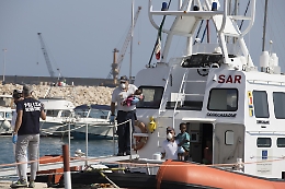 Migranti, in quattro morti annegati all'arrivo dei soccorritori a Linosa