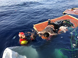 Foto e denuncia shock di Ong spagnola: «Libia lascia morire mamma e bambino»