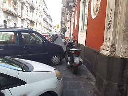 Catania, via Caronda: precluso il transito ai pedoni  sul marciapiede