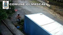 Mascali, scaricano scarti vegetali da autocarro: filmati, vengono identificati e multati