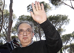 Addio a Marchionne,
nelle fabbriche Fca suonano le sirene