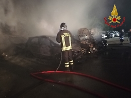 Ragusa, una lanterna scatena un incendio: distrutte 11 auto nuove
