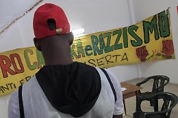 Insulti razziali e botte a senegalese: fermato uno dei sette aggressori
