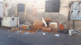 Catania: via Mirko è diventata una discarica