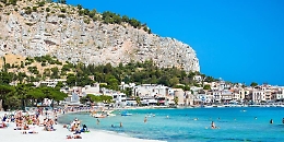 Mondello, choc anafilattico e infarto mentre fa il bagno: la salva il 118