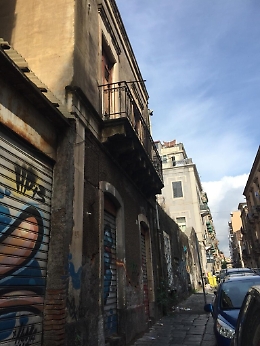 Edificio abbandonato al centro di Catania crea disagi e degrado