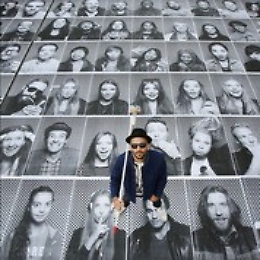 "Restiamo umani" il messaggio, in foto, lanciato dall'artista JR