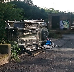Catania, San Giorgio: carcasse di auto rubate abbandonate al Viale San Teodoro