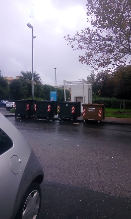 Catania, Viale Mario Rapisardi: installato distributore d'acqua dietro i cassonetti per i rifiuti