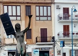 Cestino rifiuti infilato al braccio della Sirenetta a Mondello