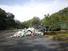 Catania, San Giorgio: ingresso delle aree condominiali ostruito dai rifiuti