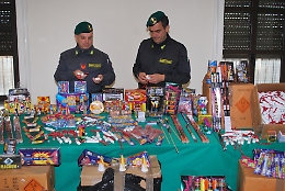 Botti in un garage di San Cristoforo, la Gdf sequestra 110 chili di artifizi