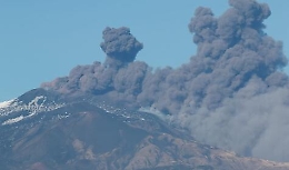 Eruzione dell'Etna, voli a singhiozzo: riaperto settore dello spazio aereo