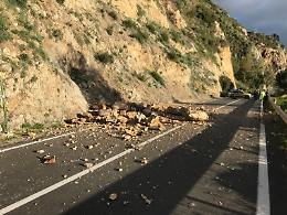 Chiusa per frana la 114 ad Alì Terme: ha ceduto la rete di contenimento