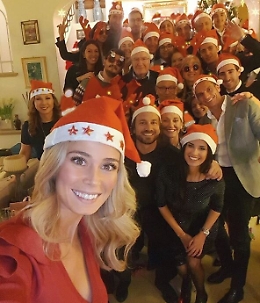 Megaselfie, vestiti rossi e canzoncine: ecco il Natale social dei vip