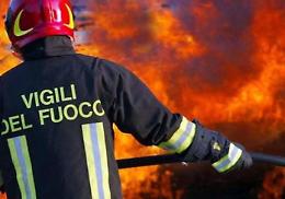 Notte difficile a Petraro: bobcat carbonizzato, porticato e Passat gravemente danneggiati