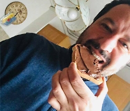 Salvini su Fb con pane e Nutella, il Pd: «Chieda scusa ai siciliani»