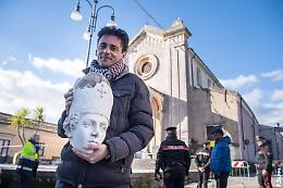 Sisma, da basamento crolla statua del santo protettore dei terremotati