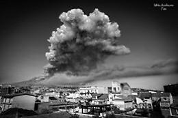 Spettacolare eruzione dell'Etna nel giorno di Natale