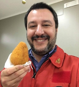 Salvini a Catania addenta arancino:
«Dopo la Nutella, al Pd piacerà?»