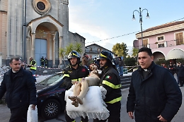Terremoto, vigili del fuoco "soccorrono" il Cristo della Chiesa Madre di Pennisi