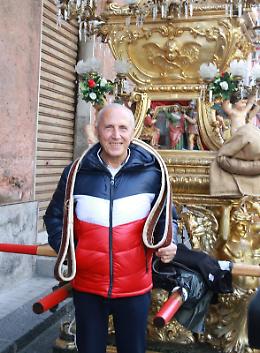 Sant'Agata, la candelora dei Pizzicagnoli a Cibali: e nell'equipaggio spunta Gianni Bella