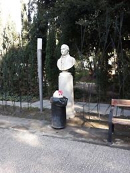 Catania, Villa Bellini: il busto del Principe di Biscari "omaggiato" con una pattumiera