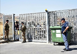 Mineo, via i primi 50 migranti dal Cara
Il sindaco: «Ora lo Stato ci risarcisca»