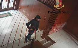 Palermo, rapinava donne negli androni di casa: preso