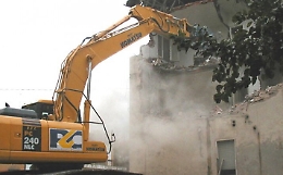 Gli vogliono pignorare la casa, e lui: &laquo;E allora abbattiamola, &egrave; abusiva&raquo;