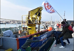 La Sea Watch ha mollato gli ormeggi
Rotta verso Marsiglia per "adeguamenti"