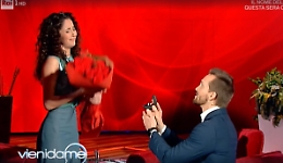 Vera Santagata..."Vieni da me" e per la prof de "L' Eredità" sbocciano i fiori d'arancio