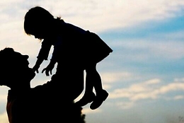Festa del papà: "Le mani di un padre sono come un arcobaleno"