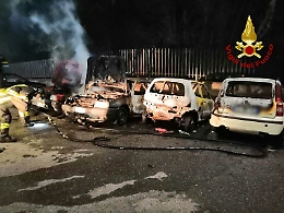 Quattro auto incenerite nel Catanese: incendio nel cuore della notte