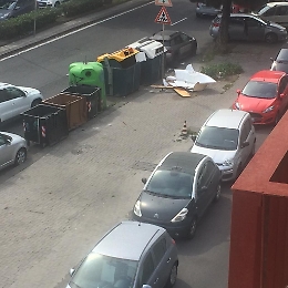 Catania, Viale Africa: tra i rifiuti anche una vasca da bagno