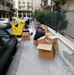 Catania marciapiede ostruito dai rifiuti.